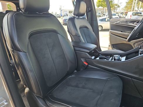 Used 2023 Jeep Grand Cherokee L Laredo image 10