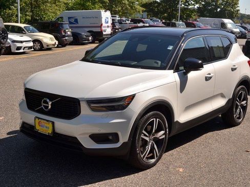 Used 2022 Volvo XC40 T5 R-Design w/ Climate Package image 4