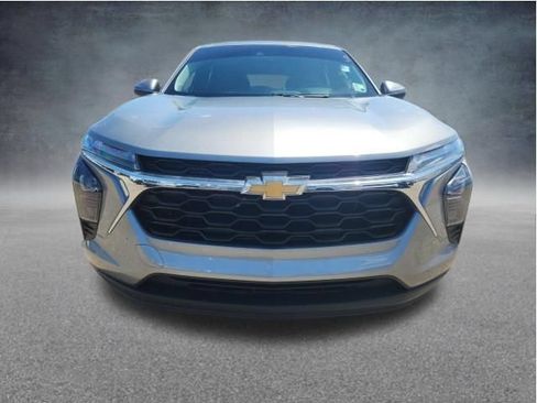Used 2024 Chevrolet Trax LS w/ LS Convenience Package FWD image 2