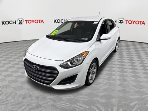 Used 2017 Hyundai Elantra GT image 3