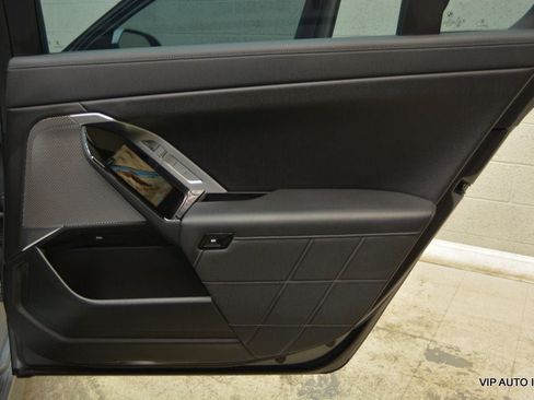 Used 2023 BMW i7 xDrive60 AWD/4WD image 12