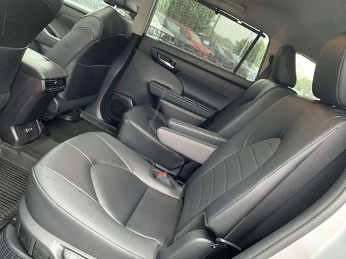 Certified 2025 Toyota Highlander XLE AWD/4WD image 10