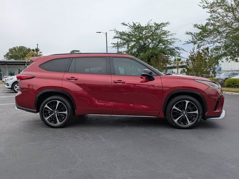Used 2021 Toyota Highlander XSE FWD image 4