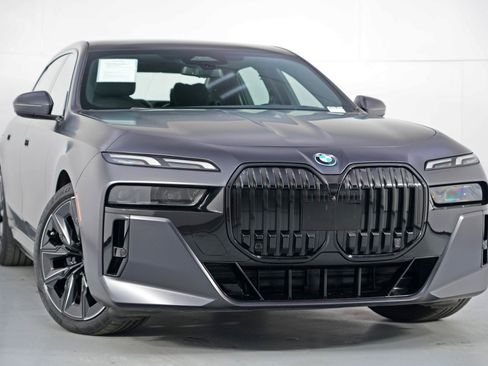 Used 2023 BMW i7 xDrive60 w/ Parking Assistance Package image 4