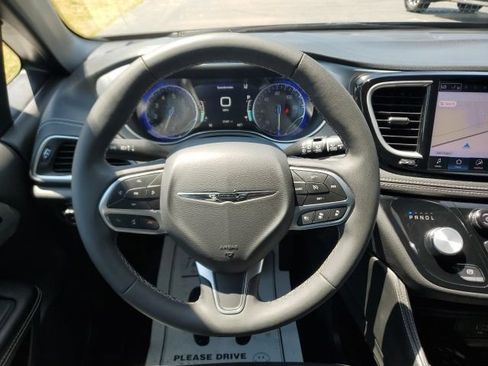 Used 2026 Chrysler Pacifica Limited FWD image 19