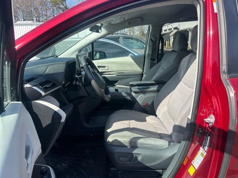 Used 2021 Toyota Sienna LE image 6