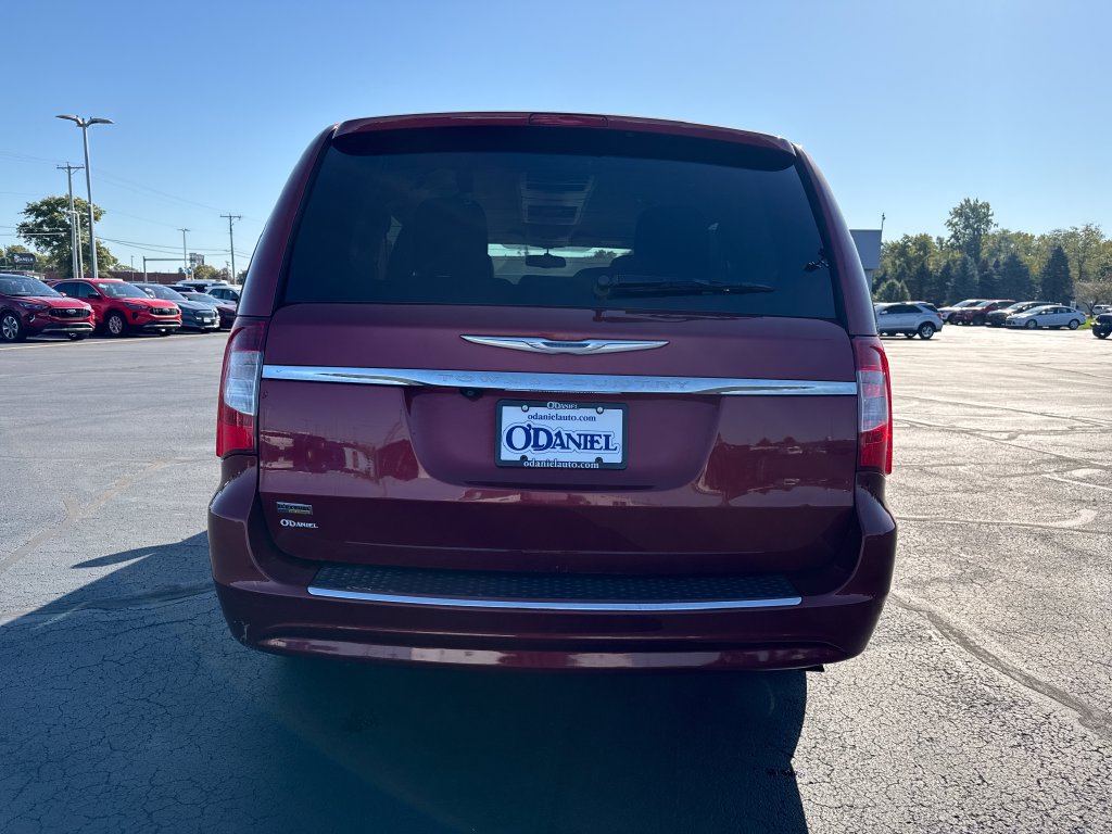 Used 2014 Chrysler Town & Country Touring FWD image 6