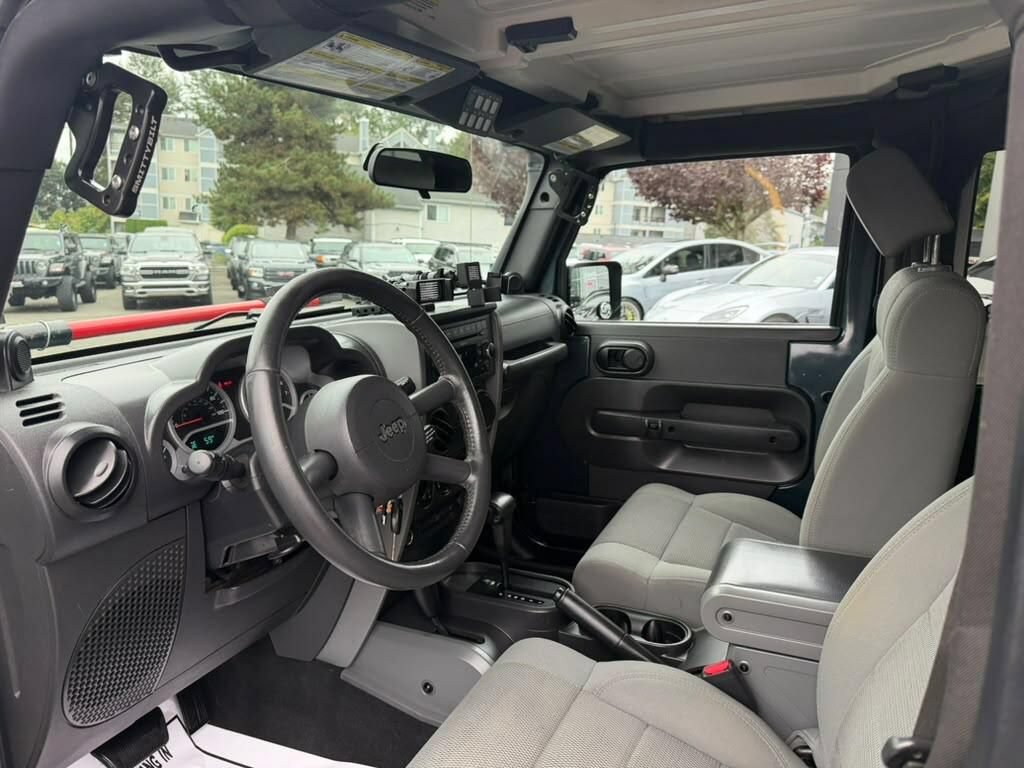 Used 2007 Jeep Wrangler Sahara w/ Dual Top Group AWD/4WD image 12