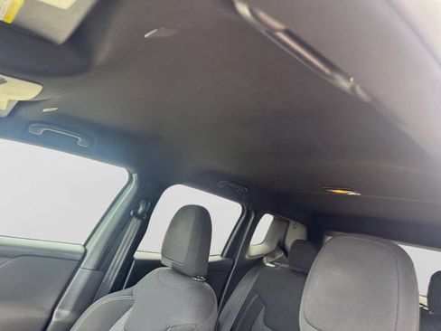 Used 2021 Jeep Renegade Latitude FWD image 9