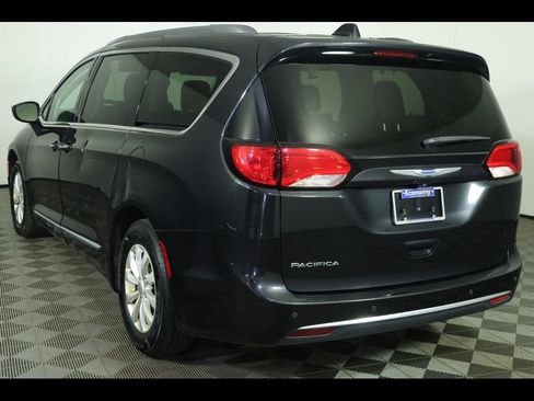 Used 2018 Chrysler Pacifica Touring-L w/ Premium Audio Group FWD image 11