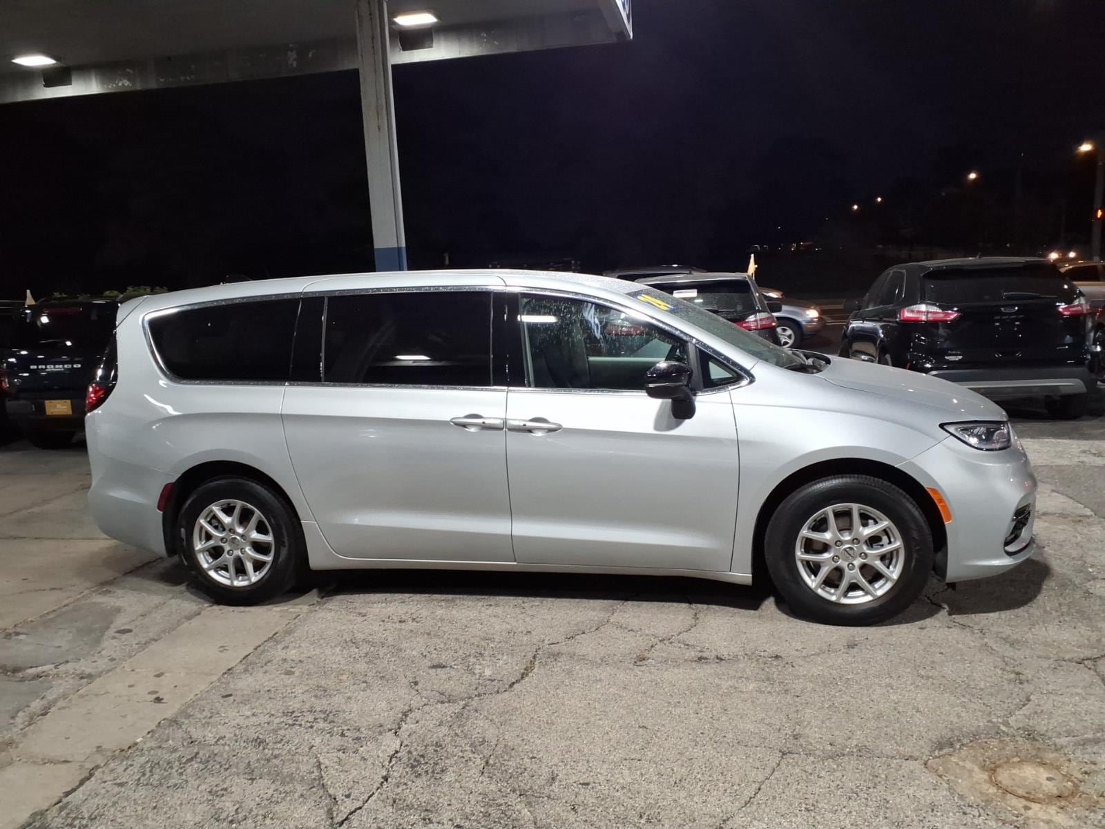 Used 2024 Chrysler Pacifica Touring-L FWD image 2