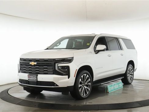 Used 2025 Chevrolet Suburban High Country image 10