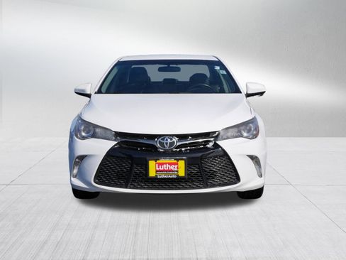 Used 2017 Toyota Camry SE image 2