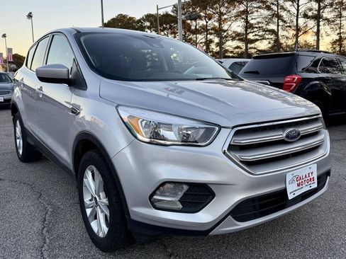Used 2019 Ford Escape SE FWD image 2