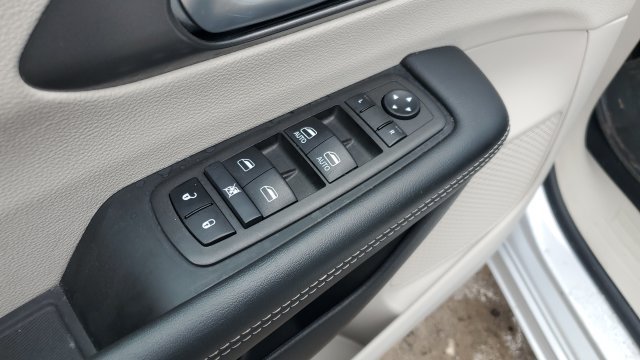 Used 2024 Chrysler Pacifica Touring-L FWD image 7