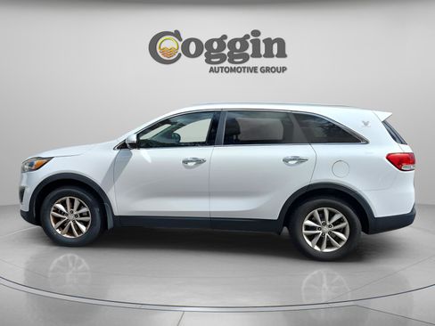 Used 2016 Kia Sorento LX w/ LX Convenience Package image 3