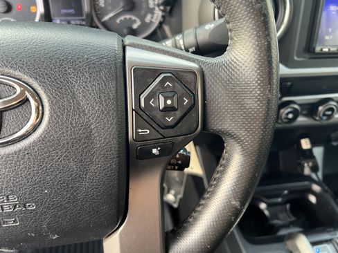 Used 2016 Toyota Tacoma SR5 w/ SR5 Appearance Package (SN) image 19