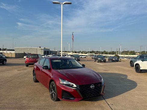 Certified 2025 Nissan Altima 2.5 SR w/ SR Premium Package FWD image 1
