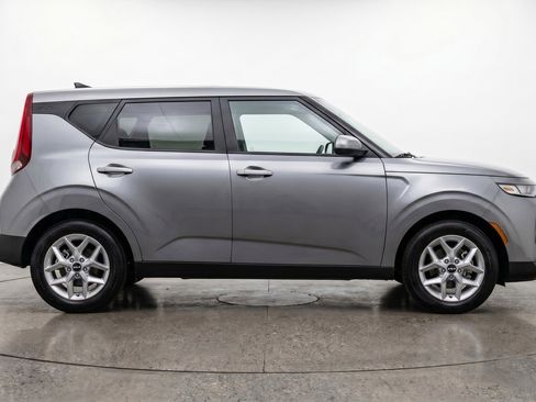 Used 2025 Kia Soul LX w/ LX Technology Package FWD image 11