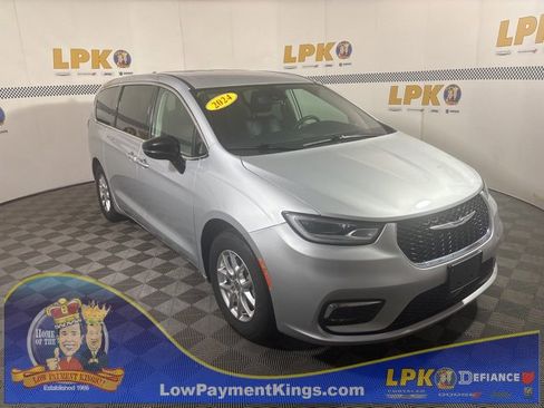 Used 2024 Chrysler Pacifica Touring-L image 1