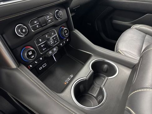 Used 2024 Chevrolet Suburban Premier image 22