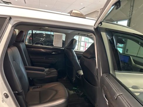 Used 2023 Toyota Highlander Limited image 19