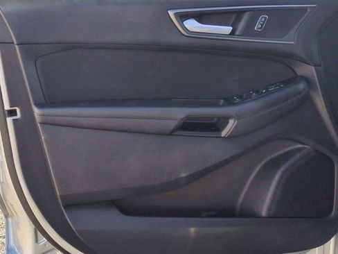 Used 2019 Ford Edge SE image 9