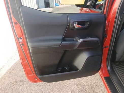 Used 2018 Toyota Tacoma TRD Off-Road image 28