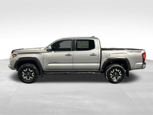 Used 2018 Toyota Tacoma TRD Off-Road image 2