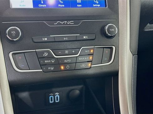 Used 2020 Ford Fusion SE FWD image 19
