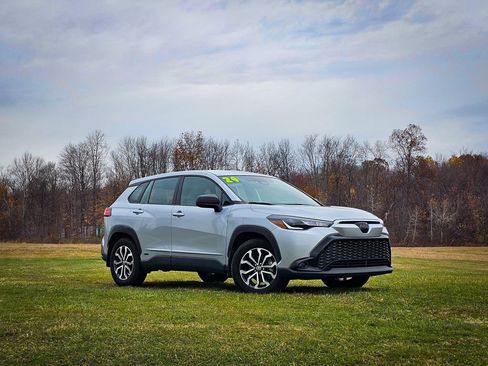 Used 2024 Toyota Corolla Cross AWD Hybrid image 2