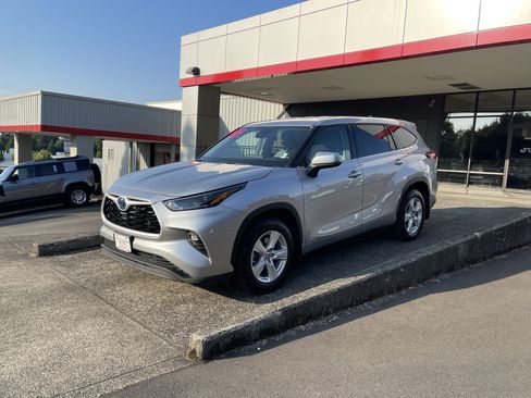 Used 2022 Toyota Highlander LE AWD/4WD image 4