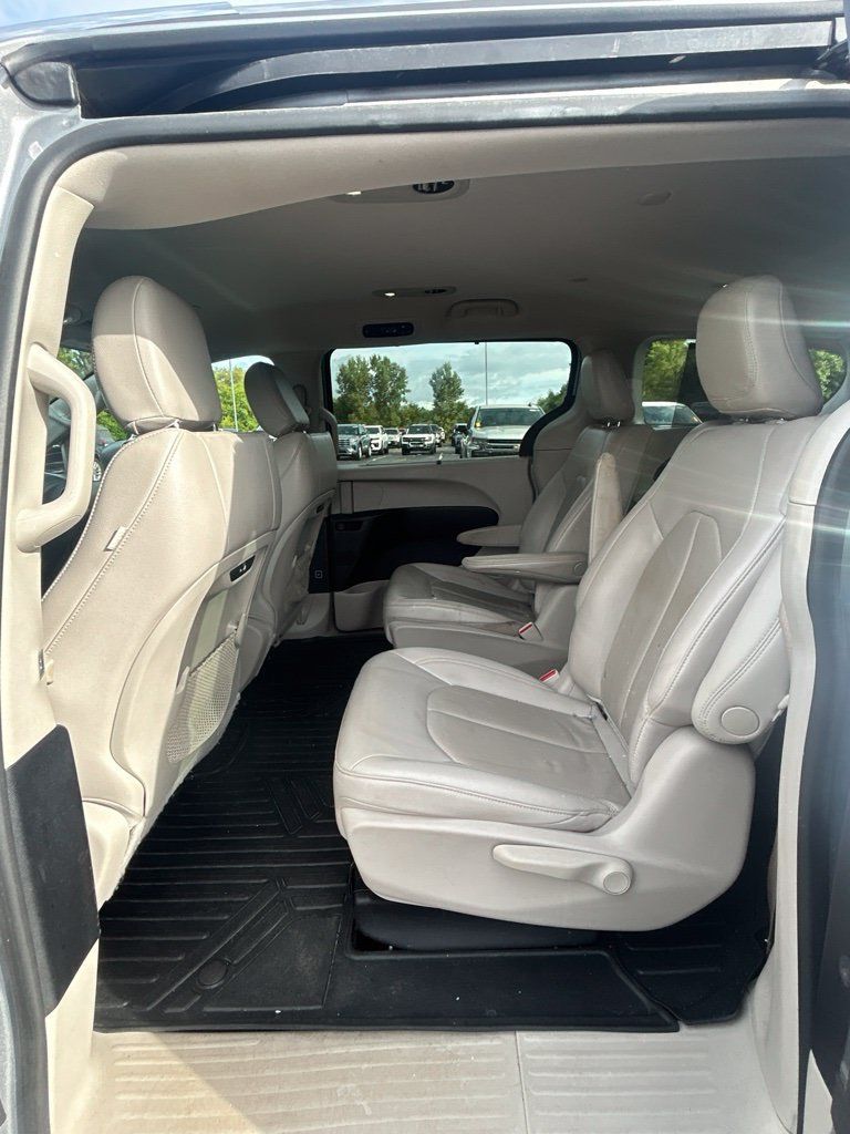 Used 2021 Chrysler Pacifica Touring-L FWD image 25