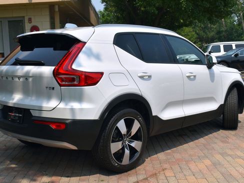 Used 2022 Volvo XC40 T5 Momentum w/ Premium Package image 12