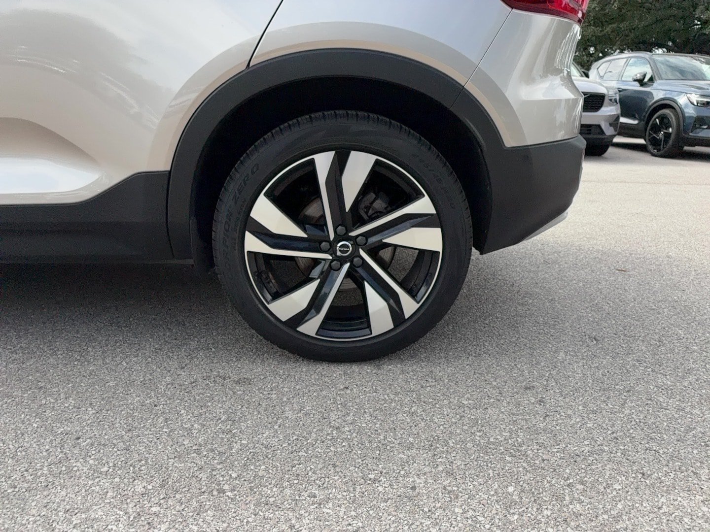 Certified 2024 Volvo XC40 B5 Plus AWD/4WD image 8