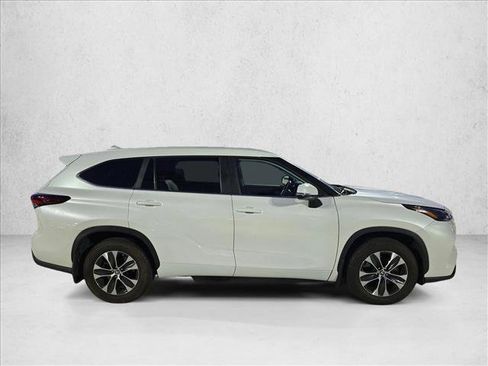 Used 2024 Toyota Highlander XLE FWD image 4