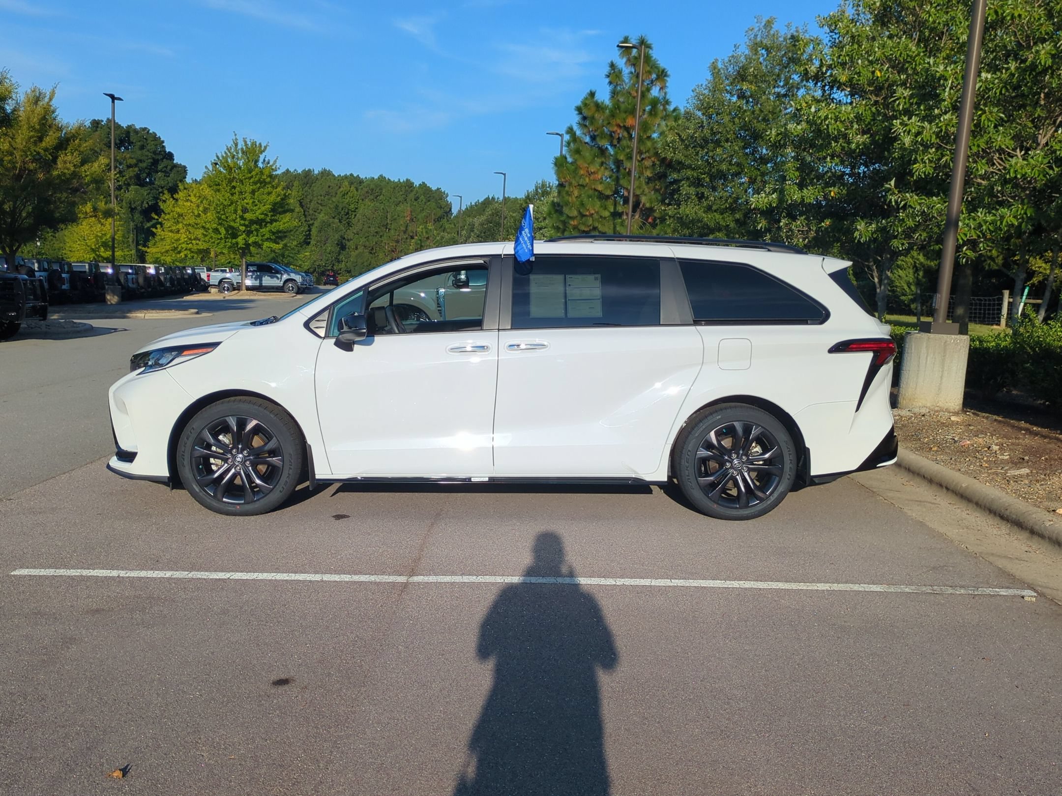Used 2025 Toyota Sienna XSE FWD image 7