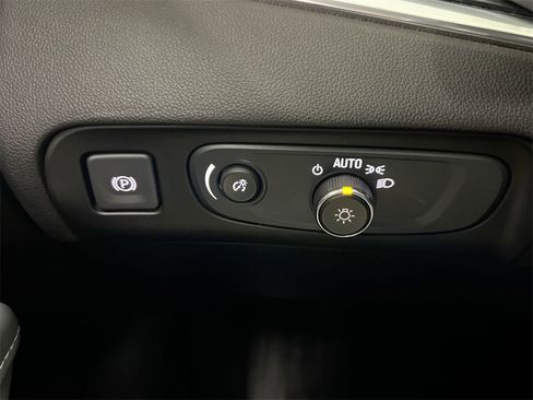 Used 2020 Buick Enclave Essence image 17