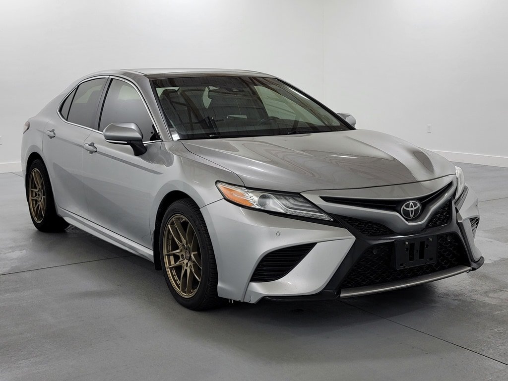 Used 2018 Toyota Camry XSE FWD image 2