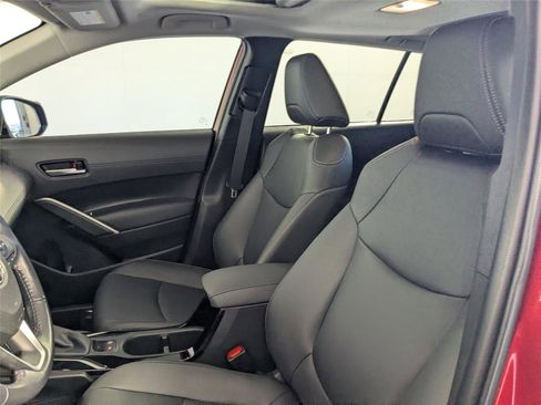 Used 2023 Toyota Corolla Cross XLE image 10
