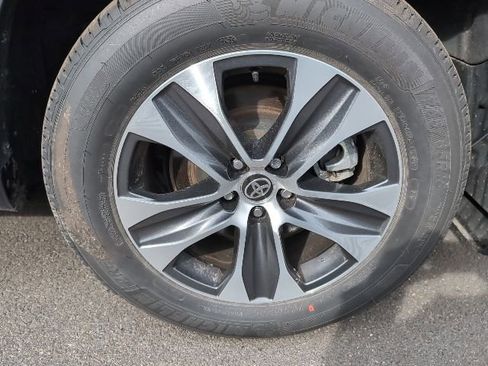 Used 2025 Toyota Highlander XLE image 11