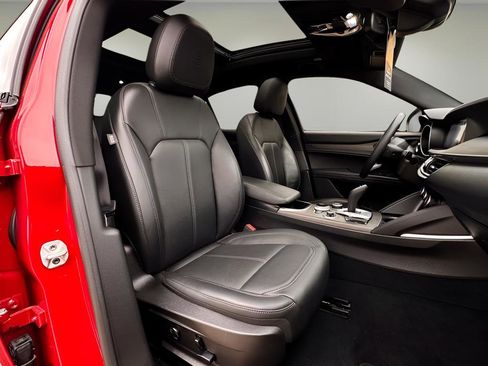 Used 2022 Alfa Romeo Stelvio Ti image 10