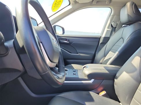Used 2023 Toyota Highlander XLE image 21