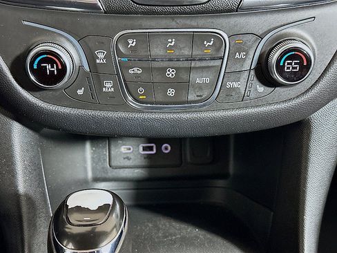 Used 2019 Chevrolet Equinox LT FWD image 16