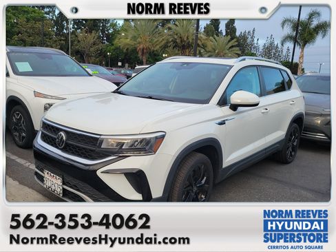 Used 2022 Volkswagen Taos SE w/ Panoramic Sunroof Package FWD image 1