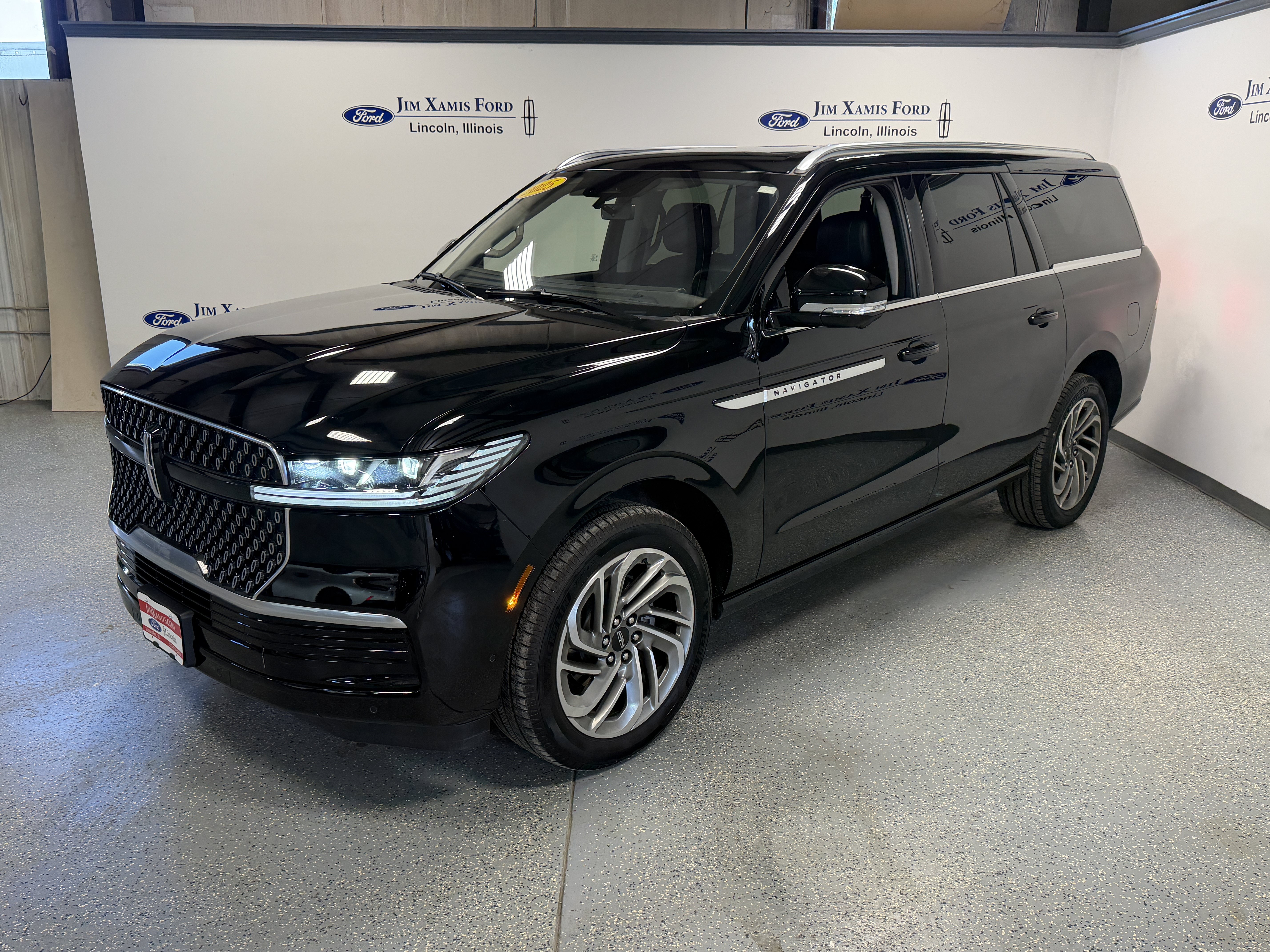 Used 2025 Lincoln Navigator L Reserve AWD/4WD image 3