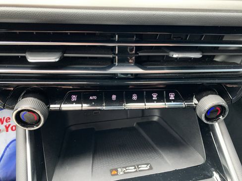 Used 2024 Chevrolet Traverse LT image 28