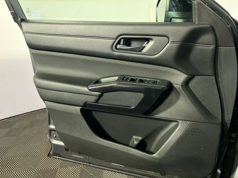 Used 2023 Nissan Pathfinder S image 15