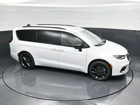 New 2026 Chrysler Pacifica Select w/ S Appearance Package AWD/4WD image 44