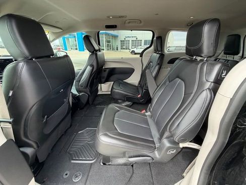 Used 2023 Chrysler Pacifica Touring-L image 17
